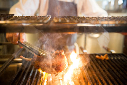 キッチン中央に配置される炭焼き台