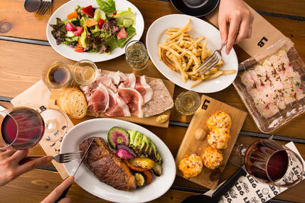 ワインに合うグリル料理をメインに提供
