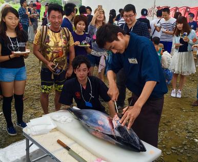 お客様とのBBQではマクロ解体&寿司など