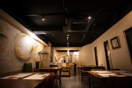 店内は、カウンター6席、テーブル14席