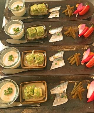 すべての定食に小菜盛合がつきます。