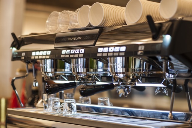 こだわりの機材を使って最高のコーヒーを