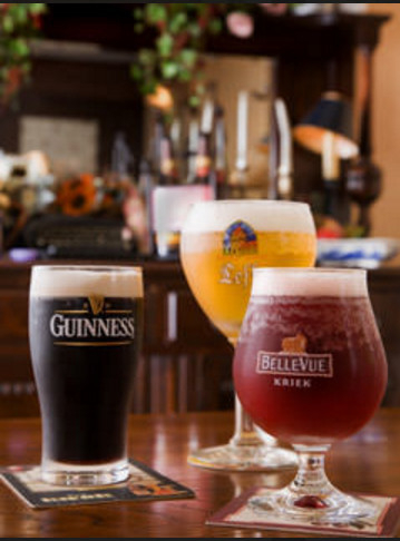 世界のビールが60種。ビール好きの集まる