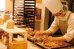 店内の厨房で焼きたてを沢山作っています!