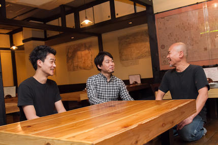 当社代表と料理長、マネジャー