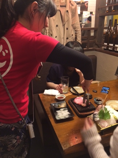 お客様の前で簡単な調理もやっちゃいますよ