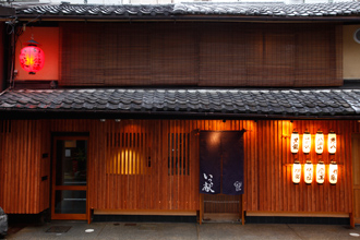 店先の提灯が目印です☆