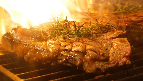 炭火で焼き上げます