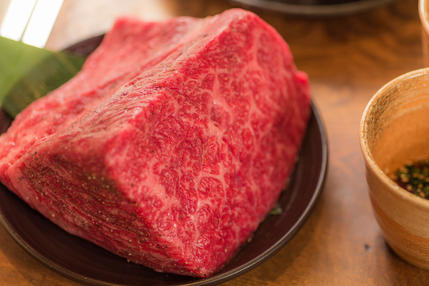 肉の塊をお客様の前で焼き上げます
