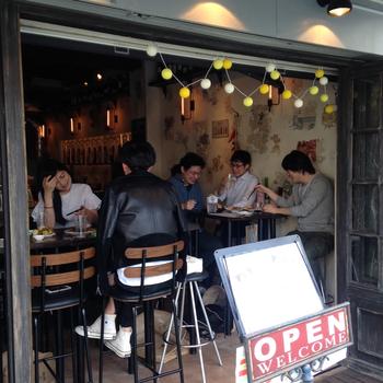 夏場はテラスを開けて営業します。