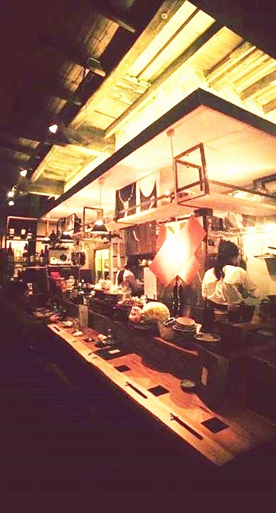 カウンター席(ここまで暗くないです