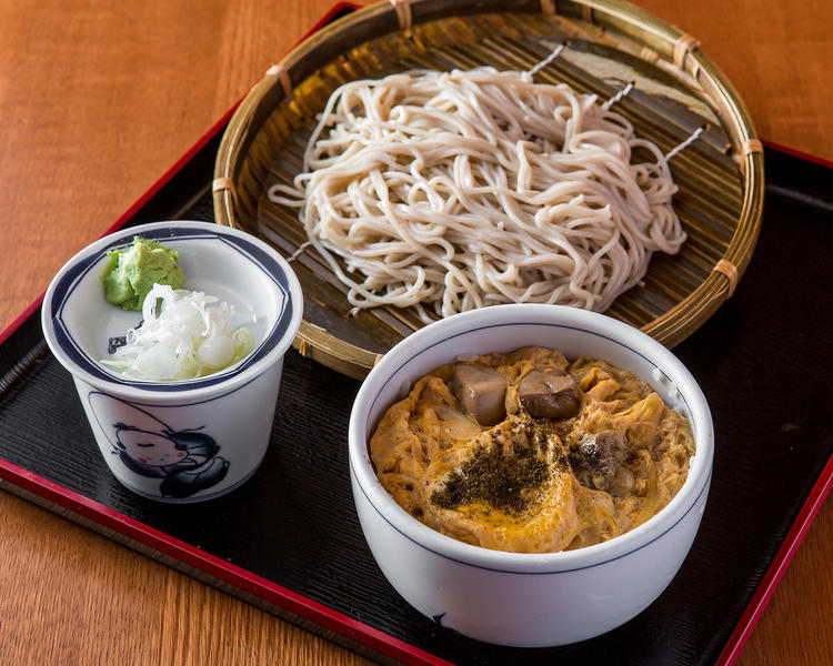打ち立ての蕎麦と極上の出汁