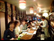 お客様と会話も弾む 1階カウンター席