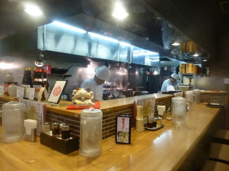 明るく清潔な店内、調理場もピッカピカです