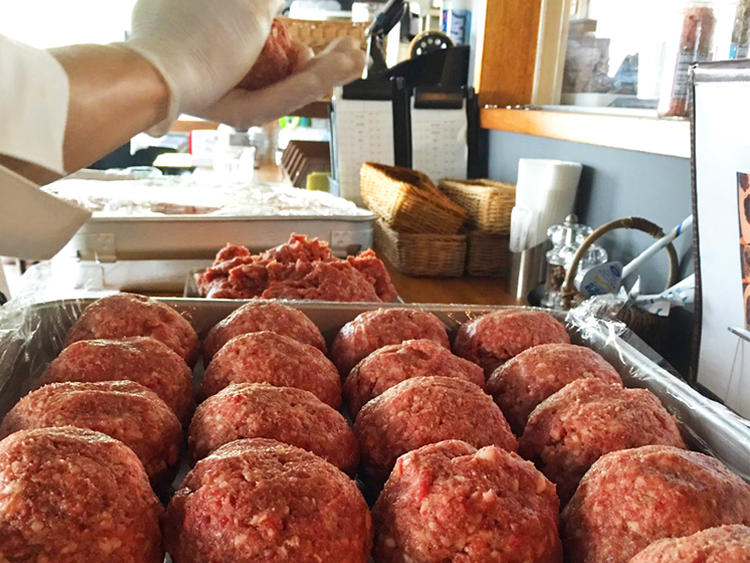 ハンバーグはひき肉作りから、店内調理!