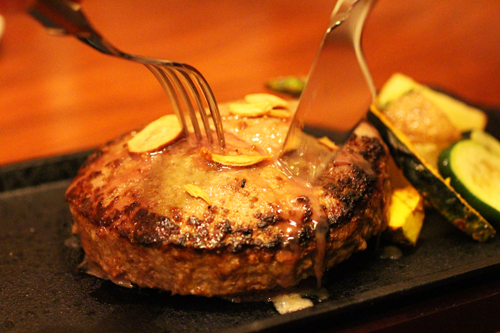 1番人気の肉汁あふれるハンバーグ