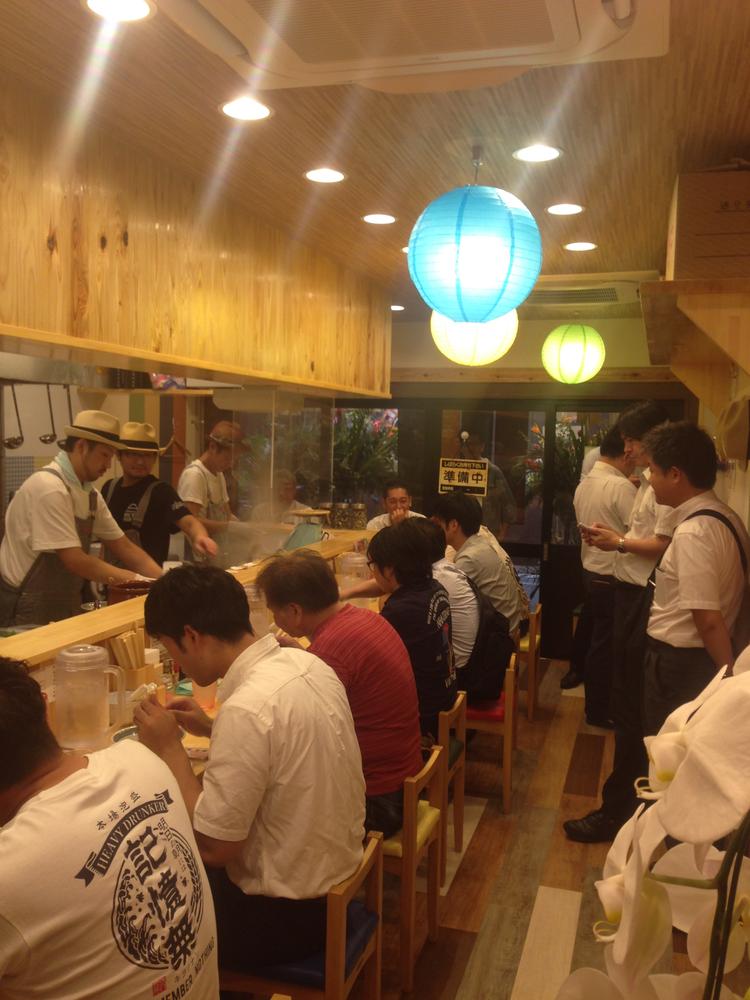 全店カウンターメインの明るい店内!