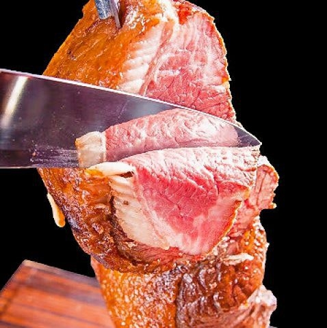 塊肉をお客様の前で切り分けると歓声が!