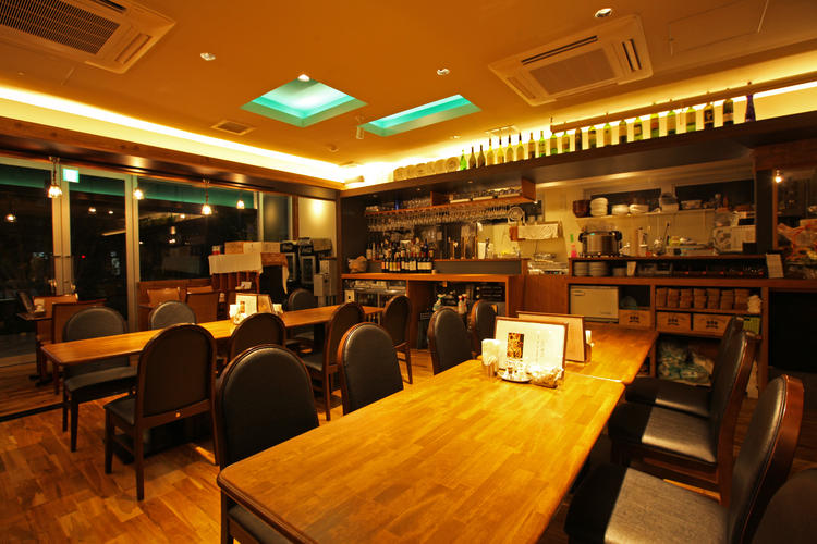 ウッド調で落ち着ける店内。