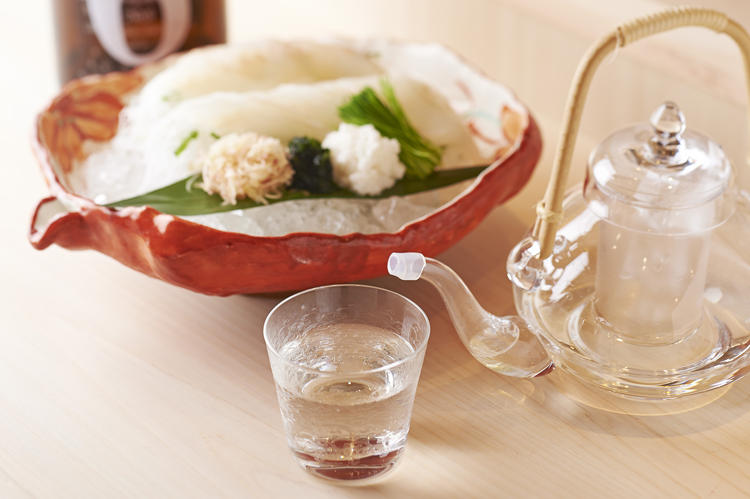 ふぐの薬味刺しに合わせた純米酒