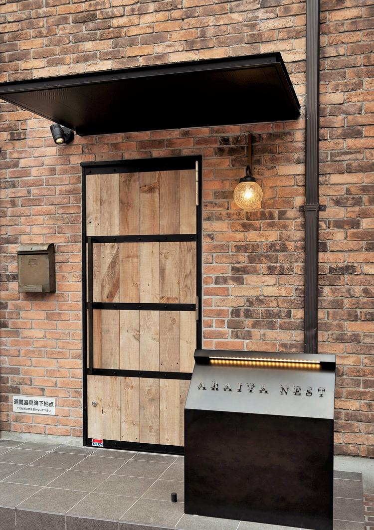 木製のドアの先に隠れ家が・・