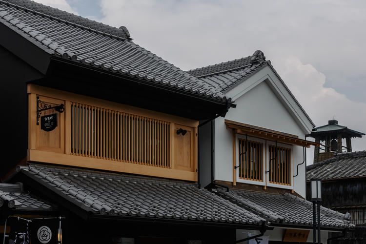 小江戸川越のシックな屋根瓦の店外風景