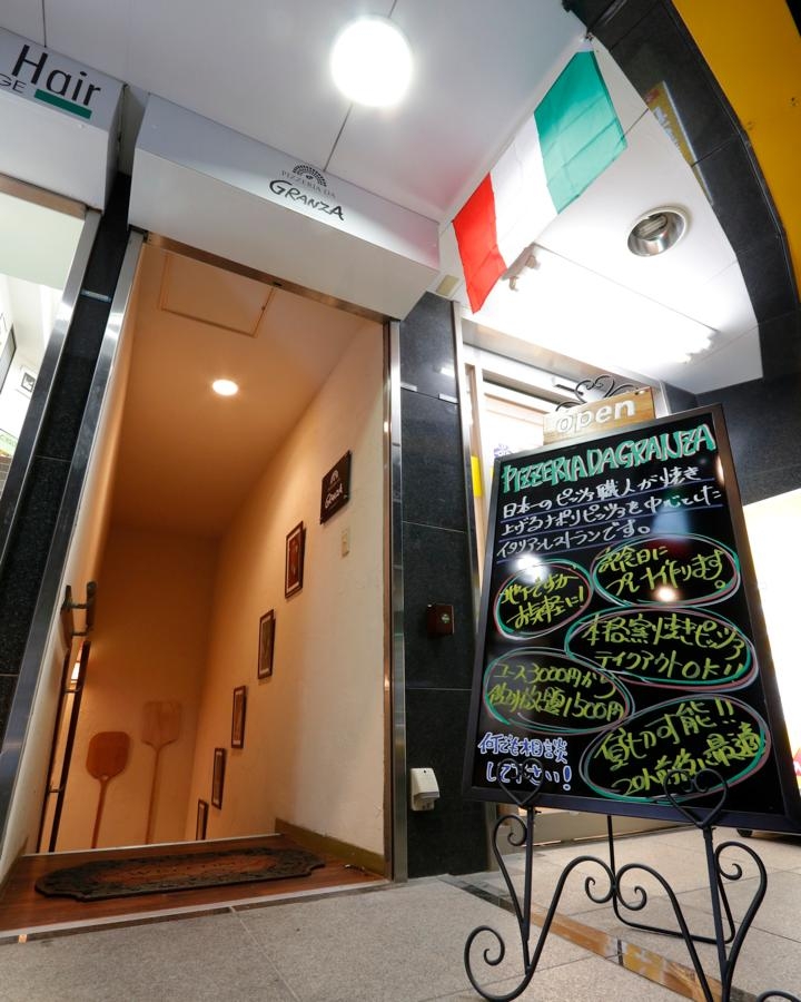 本店はB1です。隠れ家的な店舗です。