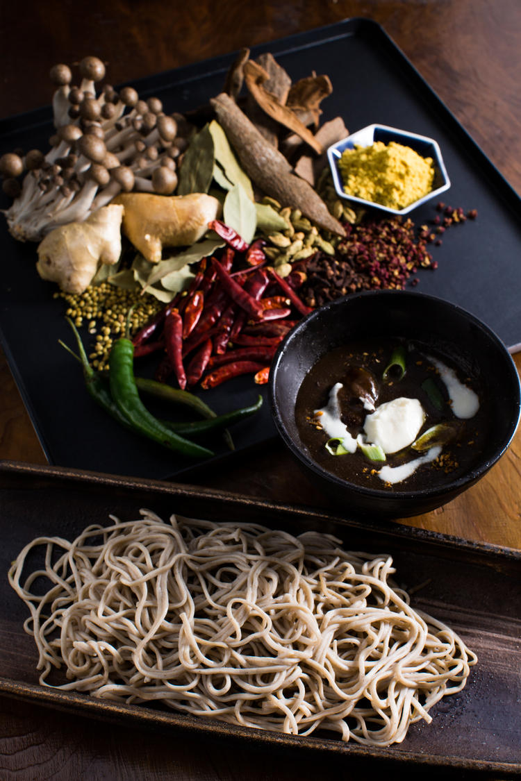 和洋食材のハーモニー「牛すじカレーそば」