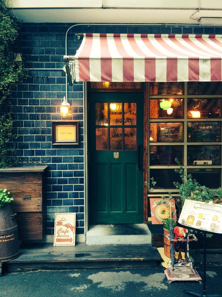 まるで絵本にでてくるお店のような外観