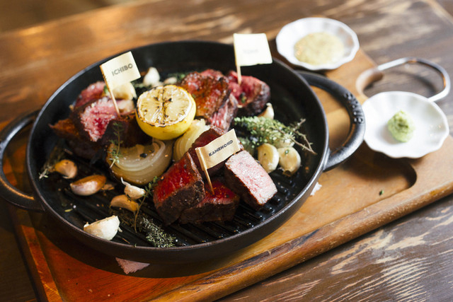 老舗のお肉屋さんより直送の赤身肉