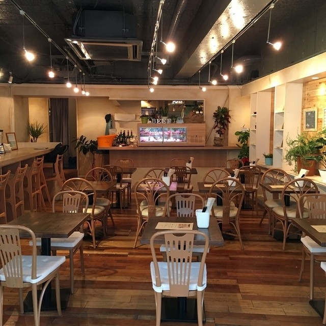 WOOD調の店内内装