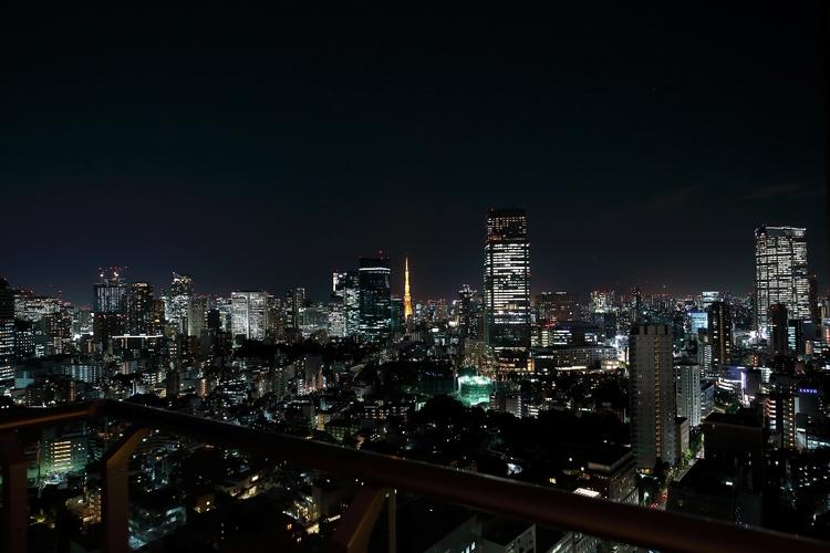 青山の夜空を眺められる特別な空間
