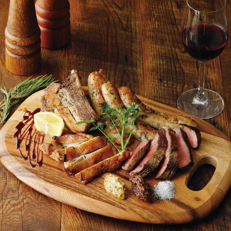 大人気の肉料理の盛り合わせ