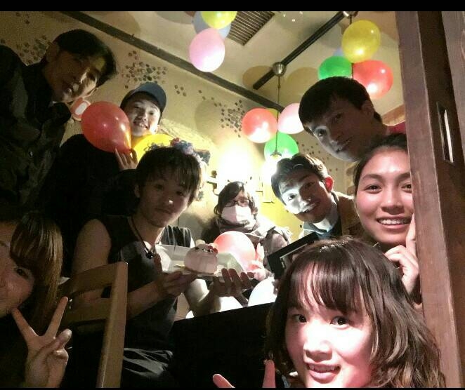 スタッフ総出で料理長の誕生日サプライズ♪