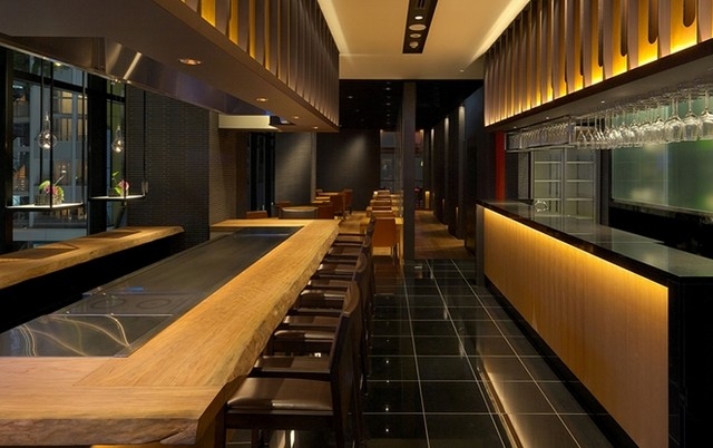 ラグジュアリーな店内