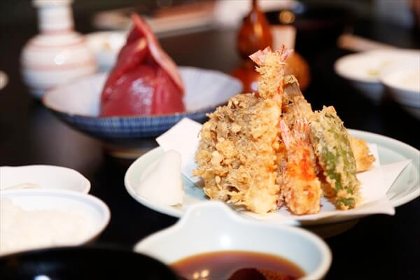 自慢の天ぷらと刺身の代表カツオ