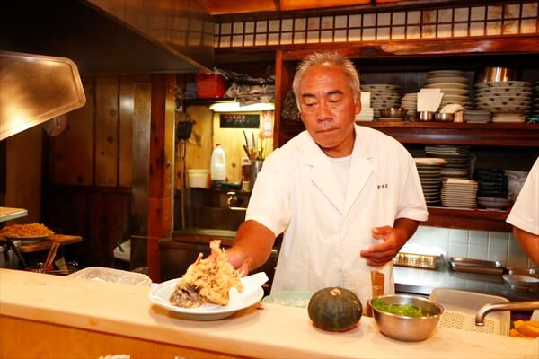実際のお料理の提供風景