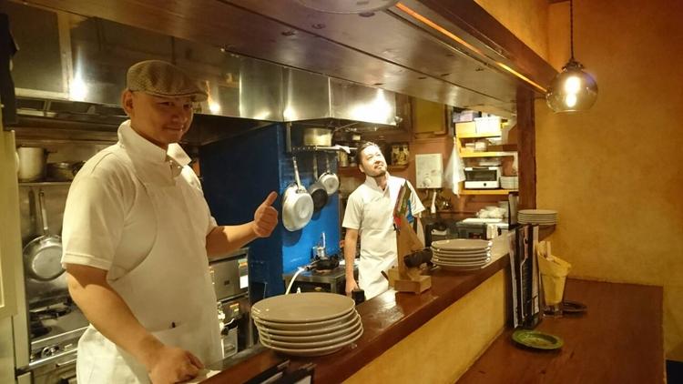 お客様の活気が直に伝わるオープンキッチン