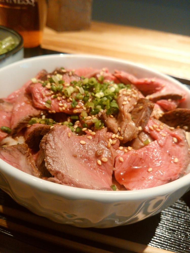ローストビーフ丼人気です