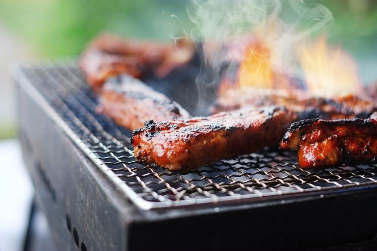 テラス席は大人のBBQ