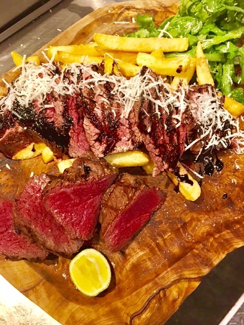 自慢の肉料理:門崎丑とカイノミの盛り合わ