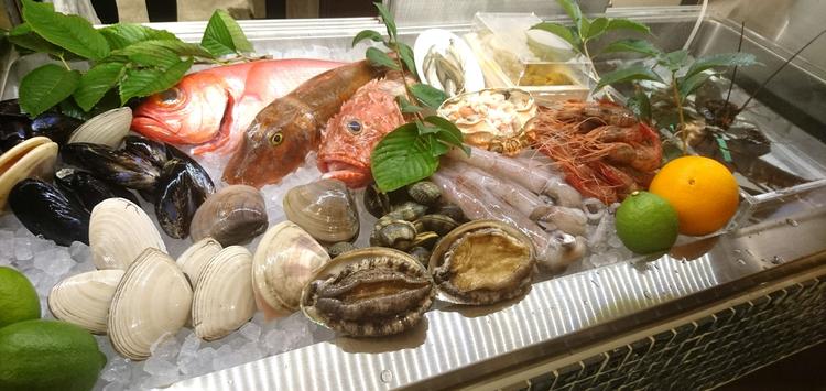 季節の魚介や野菜を使ったパスタがメイン。