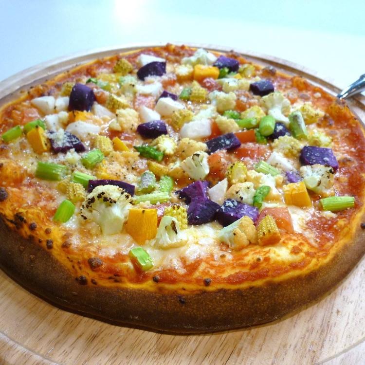 カリッと焼き上げられた大人気のピッザ