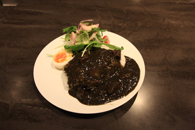 特製漆黒のカレーはまかないで食べられます