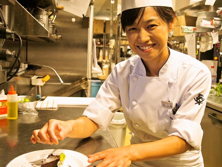女性スタッフが笑顔で元気に活躍中です♪