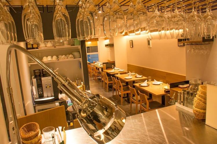 木目と白をベースに、モダンな店内は32席