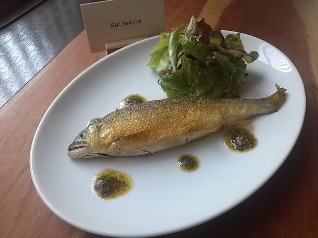 新鮮な魚を仕入れて調理しています!