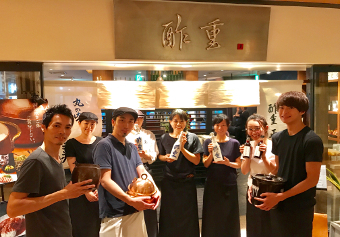 左端の店長はじめ幅広い年代活躍中!