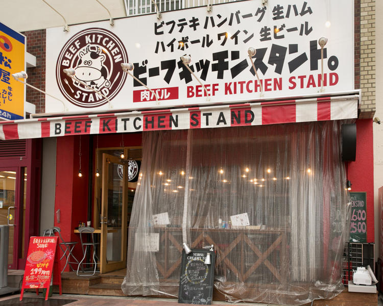 人通りの多い目立つお店