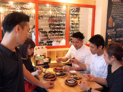 メニューの試食会の一コマ